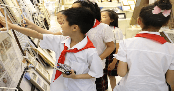 浦东新世界实验小学学生参观上海英科实业有限公司相框展厅